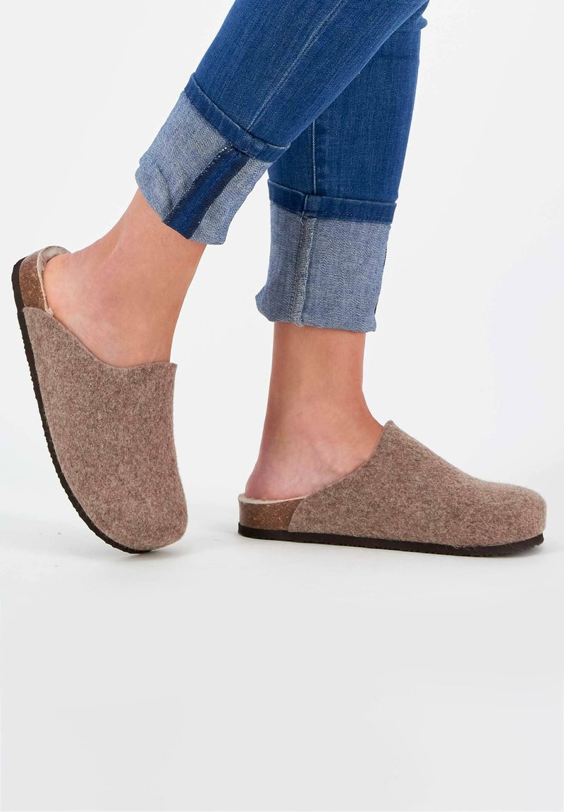 Braune Filz-Clogs mit minimalistischer Gestaltung, die eine runde Zehenpartie, offenes Rückenteil und eine strukturierte Korksohle für zusätzlichen Komfort aufweisen.