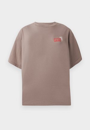 Barna, rövid ujjú póló, amely pamutból készült, piros "Levi's" logóval és egy kaktusz mintával a bal mellrészen.