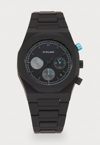 Montre en caoutchouc noir avec un boîtier octogonal, finition mate, trois sous-cadrans, et une accent bleu sur la couronne, présentant un cadran noir et gris.