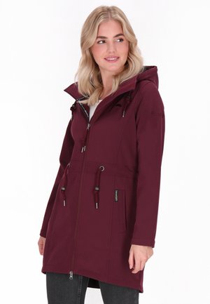 Bordeaux softshell jack met een capuchon, trekkoordaccenten, ritssluiting en zijzakken; gladde textuur en mid-length ontwerp.