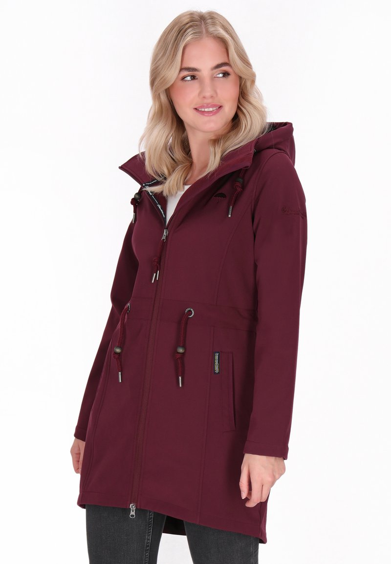 Bordeaux softshell jack met een capuchon, trekkoordaccenten, ritssluiting en zijzakken; gladde textuur en mid-length ontwerp.