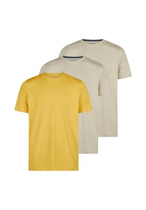 Trois t-shirts unis à col rond et manches courtes, en jaune moutarde et beige, disposés en chevauchement sur un fond blanc.