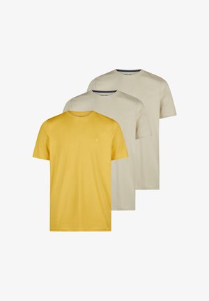 Trzy gładkie, krótkie t-shirty z okrągłym dekoltem w kolorach musztardowym i beżowym, ułożone na siebie na białym tle.