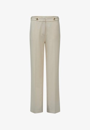 Pantalones beige de corte recto con botones laterales en la cintura, pliegue frontal y ajuste entallado, mostrados sobre un fondo blanco liso.