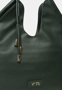 Borsa in pelle verde scuro con un design unico a forma di U, dotata di dettagli in metallo dorato e di un'etichetta con il marchio V°73. Superficie testurizzata.