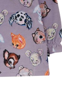 Fioletowy materiał z różnorodnymi ilustrowanymi głowami zwierząt, w tym psów, kotów i małych ssaków, w żywych kolorach i zabawnych wyrazach twarzy.