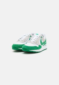 Nike Golf AIR PEGASUS 89 - Zapatos de golf (sin clavos) - white/malachite/photon dust