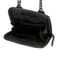 Portefeuille noir à fermeture éclair avec une sangle en chaîne, comportant plusieurs compartiments et un intérieur en tissu doux. Extérieur texturé avec des accents en métal.