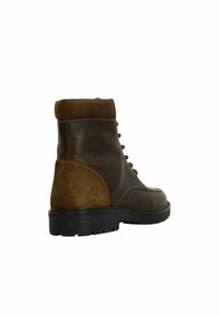 Bruine leren enkellaars met een gestructureerde afwerking, suede accenten, zes gaatjes voor veters en een stevige rubberen zool. Achteraanzicht, minimale details.