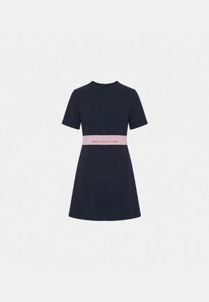 Vestito a maniche corte color blu navy con collo alto e cintura rosa chiaro in vita con un piccolo fiocco davanti.