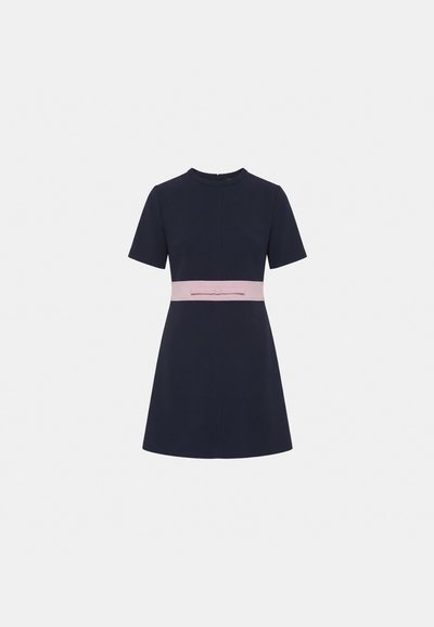 Robe bleu marine à manches courtes avec un col montant et une ceinture de taille rose clair ornée d'un petit nœud à l'avant.