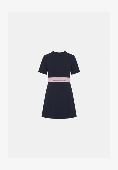 Robe bleu marine à manches courtes avec un col montant et une ceinture de taille rose clair ornée d'un petit nœud à l'avant.