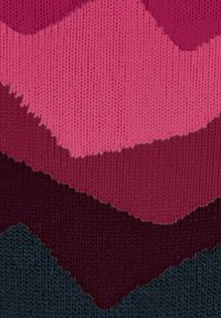 Wollstrickstoff mit Zickzackmustern in verschiedenen Rosa-, Burgunder- und Dunkelgrün-Tönen, mit einer strukturierten Oberfläche und sanften Übergängen zwischen den Farben.