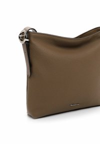 Braune Lederhandtasche mit einer weichen Textur, gewölbtem oberen Öffnung und einem hardware Detail in Silberfarbe am Tragegurt. Mit einem Logo an der Unterseite.