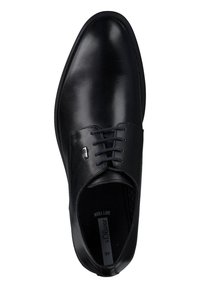 Čierna kožená topánka s hladkým povrchom, šnurovacími šnúrkami vpredu, zaoblenou špičkou a mäkkou penovou stielkou pre pohodlie. Obsahuje jemné logo na boku.