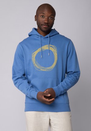 Blauwe hoodie van zachte stof, met een groot geel cirkelontwerp in het midden, een voorzak in kangoeroestijl en een capuchon met trekkoord.