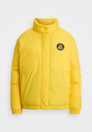 Gelbe Steppjacke mit hohem Kragen, zwei seitlichen Taschen und gerippten Bündchen. Besitzt ein rundes Logo auf der Brust und Text entlang des Ärmels.
