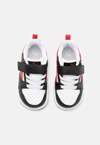 Baskets pour tout-petits noires et blanches avec des accents rouges, dotées d'un bout perforé, d'une bande Velcro et d'un col rembourré pour le confort.
