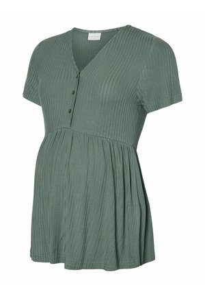 Bluzka ciążowa z krótkim rękawem w stonowanej zieleni, z dekoltem w serek, prążkowaną teksturą oraz zapięciem pod biustem, z luźną linią dołu.