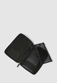 Portafoglio organizer in pelle nera, con cerniera, dotato di molteplici scomparti per carte, una tasca trasparente e un interno strutturato con texture.