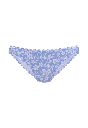 Hellblauer Bikini-Slip mit weißem Blumenmuster und wellenförmigen Kanten, auf weißem Hintergrund dargestellt.