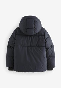 Doudoune navy, avec une capuche, texture matelassée et "BAKER" en relief au dos. Fabriquée à partir d'un tissu lisse et isolant.