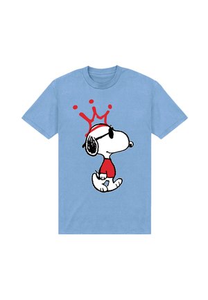 T-shirt bleu clair avec Snoopy portant une chemise rouge, des lunettes de soleil et un graphisme de couronne rouge au-dessus de sa tête.