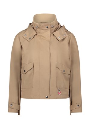 Veste imperméable beige avec un col montant, deux poches avant, fermeture par boutons-pression et un charm décoratif sur la poche gauche.