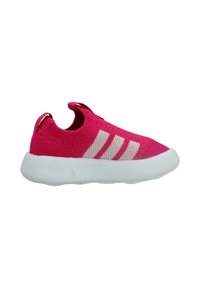 Zapatilla deportiva de punto rosa con cuello elástico, suela de goma blanca y tres rayas blancas en el lateral. Punta redondeada y tirador en la parte posterior.
