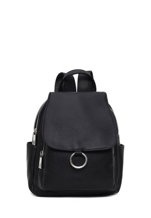 Zwarte leren rugzak met voorflap, zilveren ringdetail, zijvakken en dubbele ritssluitingvakken, weergegeven tegen een witte achtergrond.