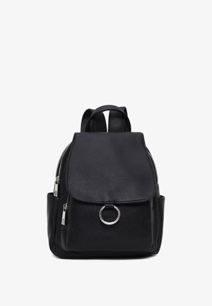Zwarte leren rugzak met voorflap, zilveren ringdetail, zijvakken en dubbele ritssluitingvakken, weergegeven tegen een witte achtergrond.