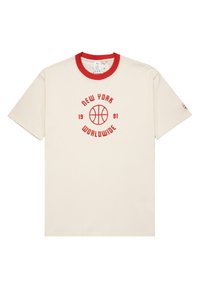 T-shirt in cotone crema con colletto a costine rosso, grafica centrale rossa con "NEW YORK WORLDWIDE" e motivo di pallacanestro, maniche corte.