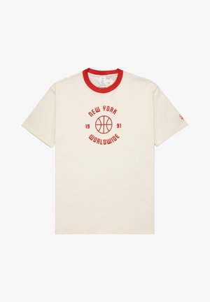 Crème katoenen t-shirt met een rode geribde kraag, centrale rode afbeelding met "NEW YORK WORLDWIDE" en een basketbalmotief, korte mouwen.