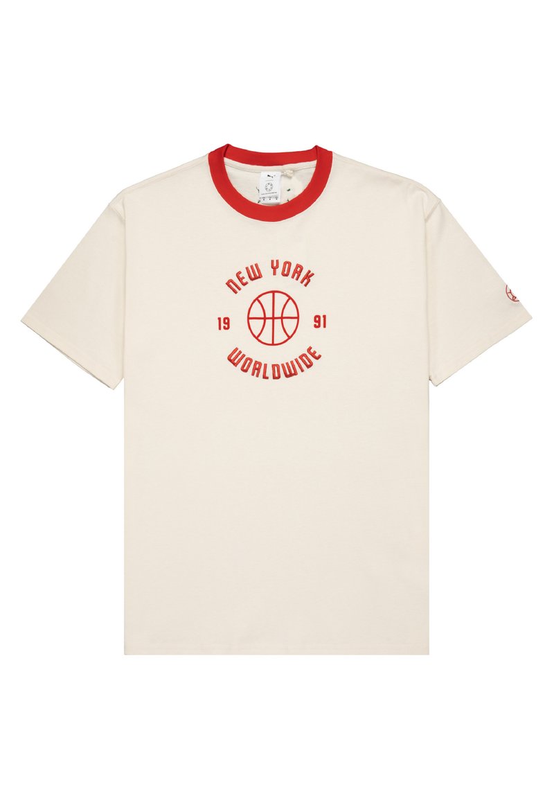 T-shirt in cotone crema con colletto a costine rosso, grafica centrale rossa con "NEW YORK WORLDWIDE" e motivo di pallacanestro, maniche corte.