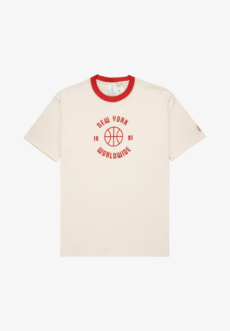 Crème katoenen t-shirt met een rode geribde kraag, centrale rode afbeelding met "NEW YORK WORLDWIDE" en een basketbalmotief, korte mouwen.