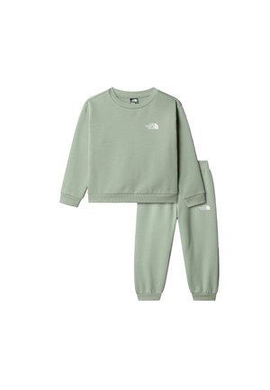 Jasnozielony komplet dresowy z bluzą z okrągłym dekoltem i ściągaczami na mankietach oraz dopasowanymi spodniami z elastycznym pasem, oba elementy ozdobione akcentem z logo.