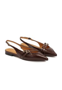 Rjave usnjene slingback čevlje s konicami, dvema dekorativnima trakoma, kovinskima sponkama in nizko bloko peto. Gladka tekstura in minimalističen dizajn.