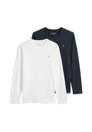 Zwei langärmelige Rundhalsshirts, eines vorne weiß und eines hinten marineblau, beide mit kleinem "M OP" Logo auf der Brust.