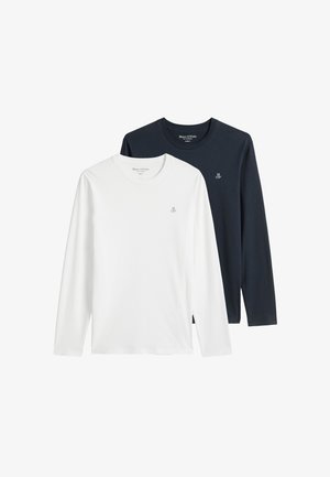 Due magliette a manica lunga con scollo tondo, una bianca davanti e una blu navy dietro, entrambe con il piccolo logo "M OP" sul petto.