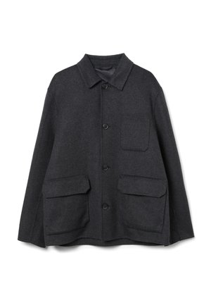 Giacca in lana grigio scuro con collo, chiusura con bottoni, una tasca sul petto e due grandi tasche frontali.