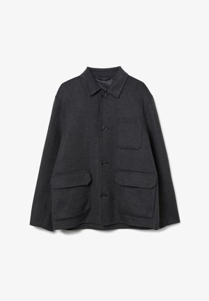 Chaqueta de lana gris oscuro con cuello de solapa, cierre de botones, un bolsillo en el pecho y dos grandes bolsillos delanteros.