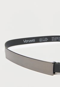 Μαύρη δερμάτινη ζώνη με κομψή, φαρδιά ορθογώνια μεταλλική αγκράφα. Διαθέτει χαραγμένο το όνομα της μάρκας «Vanzetti» και ετικέτα «Real Leather». Κατασκευασμένη στη Γερμανία.