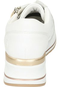 Weißer Leder-Sneaker mit runder Form, der an der Ferse mit einem goldenen Akzent und einer strukturierten weißen Sohle für Komfort ausgestattet ist.