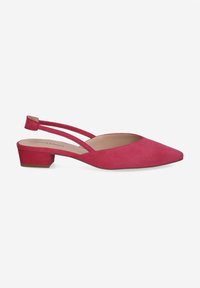 Rote Wildleder-Slingback-Schuhe mit einem spitzen Zehendesign, ausgestattet mit zwei schmalen Riemen und einem niedrigen Blockabsatz. Glatte Textur mit matter Oberfläche.