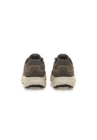 Zapatillas deportivas marrones con tejido texturizado, suela acolchada y costuras de acento, con una lengüeta en el talón para facilitara la puesta.