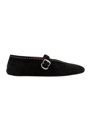 Zapato plano de ante negro con puntera puntiaguda, correa con hebilla plateada en la parte superior y pequeños detalles de ojetes plateados a lo largo del borde.