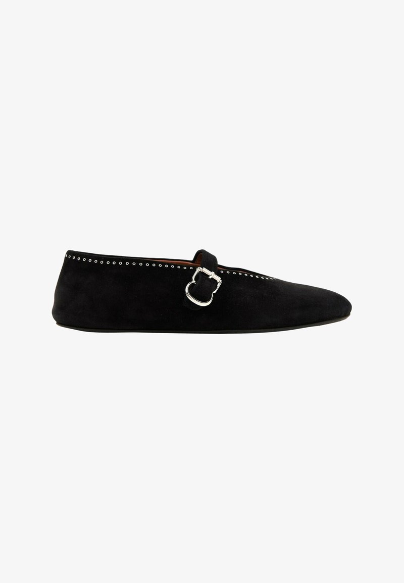 Chaussure plate en daim noir avec bout pointu, bride à boucle argentée sur le dessus et petits œillets argentés le long du bord.