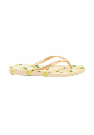 Flip-Flop-Sandale mit einem hellgelben Boden, texturierten Riemen und einem Zitronenmuster mit grünen Blättern. Flaches, lässiges Design für den Sommer.