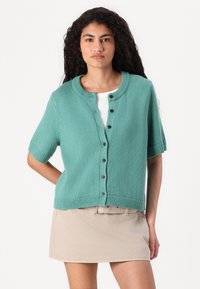 Short-sleeve, teal cardigan with a crew neckline, button front, ribbed cuffs and hem, made of a soft knitted material.
