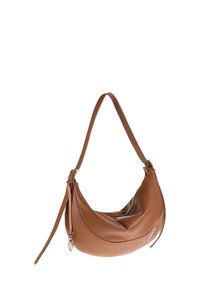 Borsa a tracolla in pelle marrone a forma di mezzaluna, con superficie texture, una sola tracolla e dettagli in metallo dorato.
